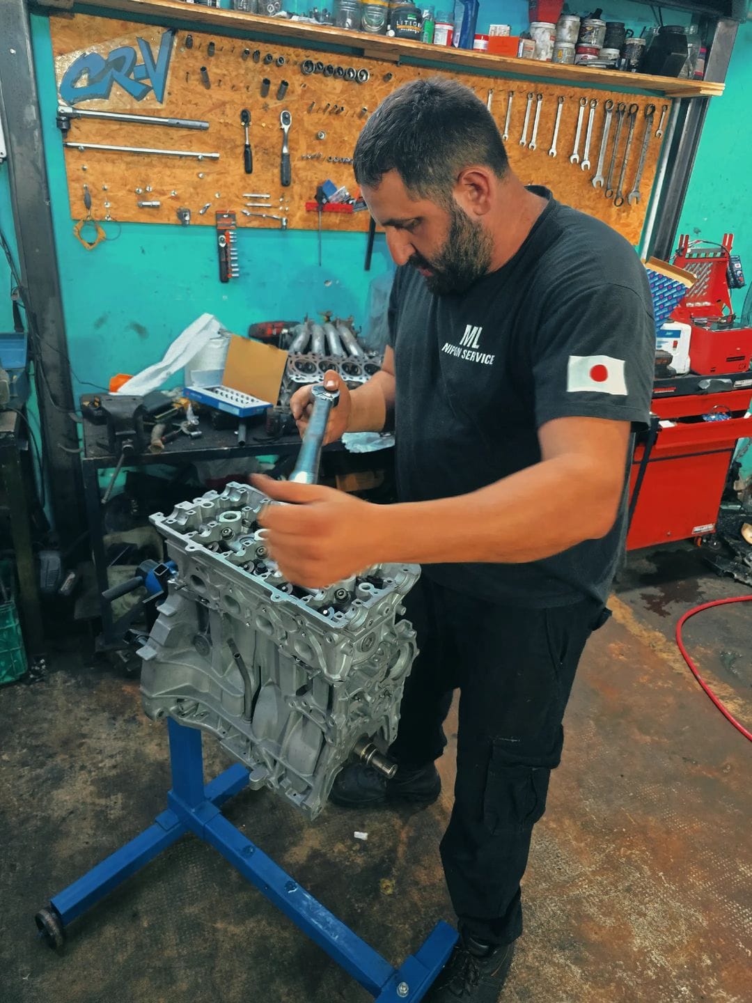 Martín trabajando sobre un motor en el taller Mecánica Launa